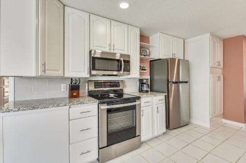 Coral Cottage at Bid-a-Wee by Book That Condo - image 4