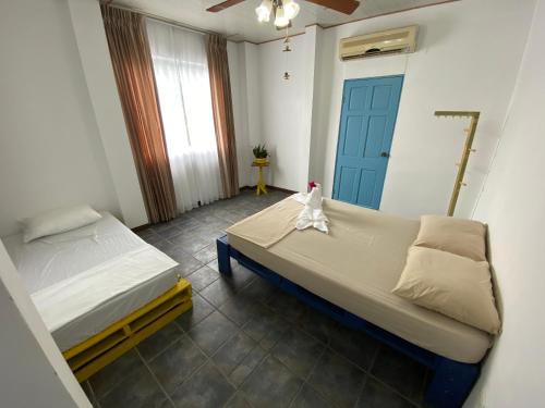 1 double bed, 2 twin beds