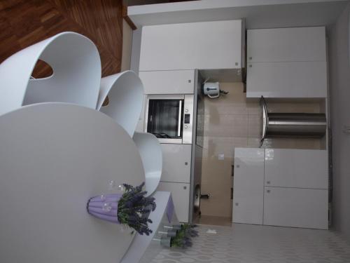 One-Bedroom Apartment image 7