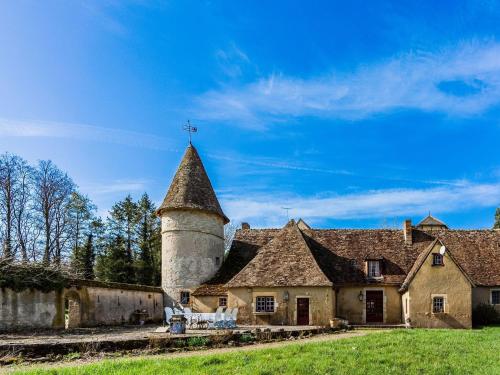 Beautiful Castle in Le Veurdre with Private Pool gîte à louer Prégoux