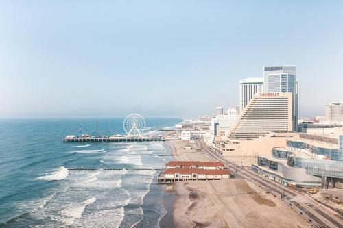 CozySuites at Showboat Bold 2BR 3BA Beachfront Condo - image 4