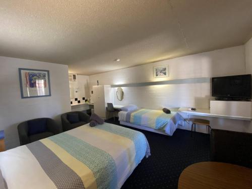 1 queen bed, 1 twin bed