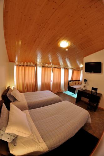 2 twin beds, 1 sofa bed
