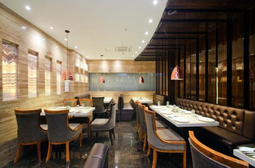 Restaurant, Hotel Golden Palace in Kolkata