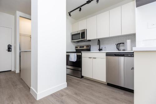 21 East - Chic DT Apts with Rooftop by Zencity