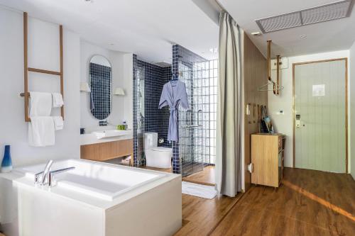 room detail thumbnail 2