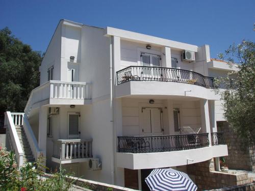 B&B Petrovac na Moru - Apartments Medin Danilo - Bed and Breakfast Petrovac na Moru