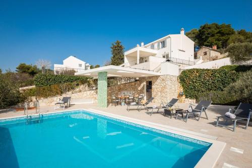 Villa Tela with Pool - image 2