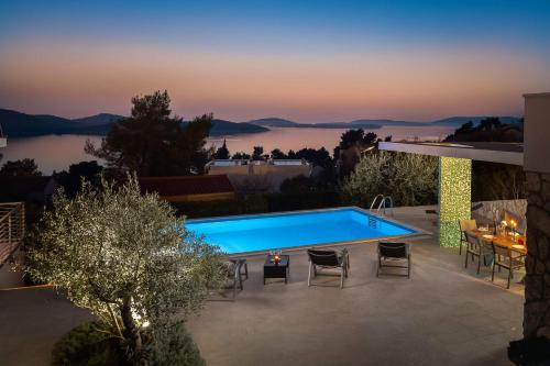 Villa Tela with Pool - Accommodation - Zaboric