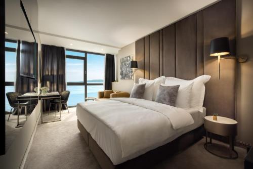 Premium Double or Twin Room with Sea View image 5