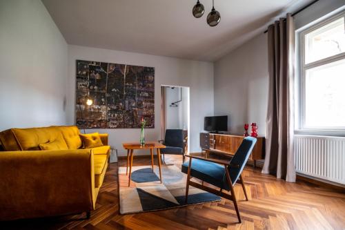 2 bedrooms, 5 beds