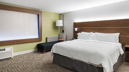 Holiday Inn Express & Suites Racine, an IHG Hotel