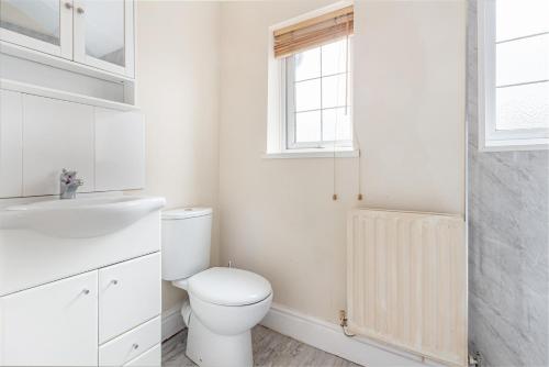 2 Bedroom Beautiful Cottage in Fernhill Heath