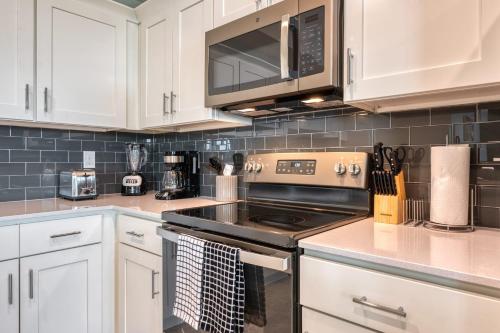 Super Sophisticated 2 bed apartment 10 minutes from Disney parks - main image