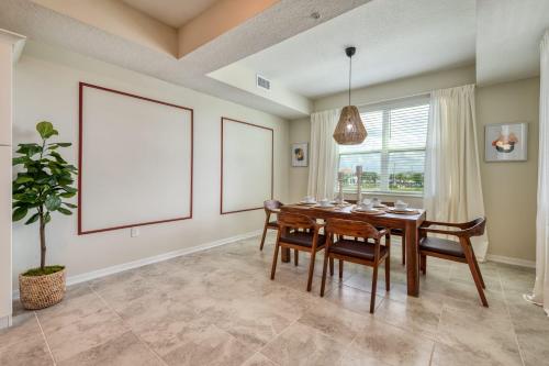 Super Sophisticated 2 bed apartment 10 minutes from Disney parks - image 3
