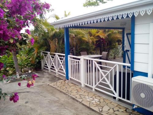 LE MOULIN DE LA BAIE piscine vue mer in Le Moule
