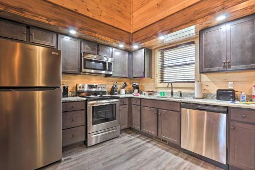 Luxe Cabin Getaway with Hot Tub 1 Mi to Parkway - image 4