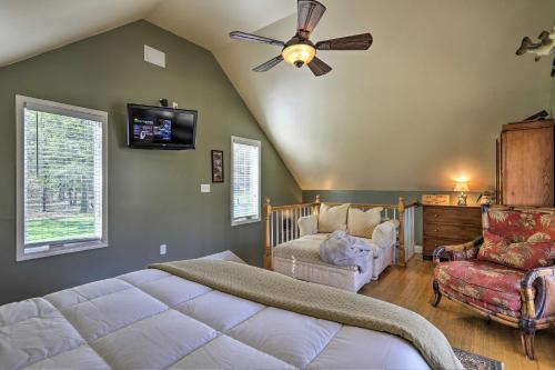 Cozy Creekside Cabin with Grill Fish and Explore! in Thomaston, USA