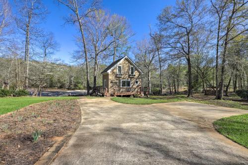 Cozy Creekside Cabin with Grill Fish and Explore! in Fayetteville