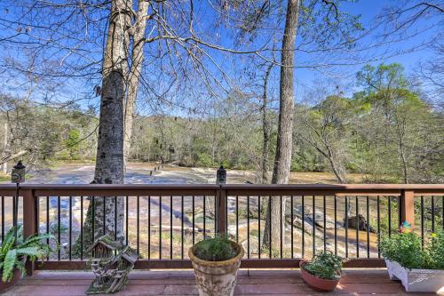 Cozy Creekside Cabin with Grill Fish and Explore! in Fayetteville