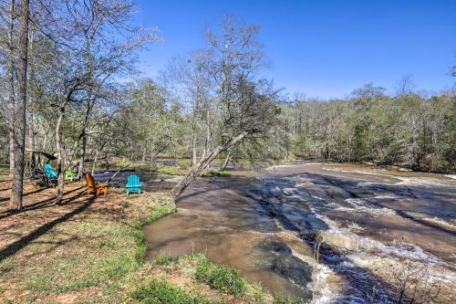 Cozy Creekside Cabin with Grill Fish and Explore! in Fayetteville