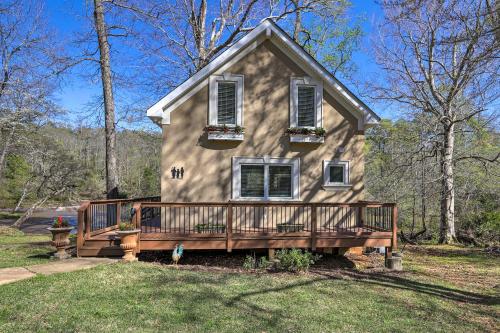 Cozy Creekside Cabin with Grill Fish and Explore! in Fayetteville (GA)