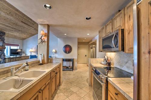 Sun Valley Resort Getaway Less Than 2 Mi to Ski Lifts - image 2
