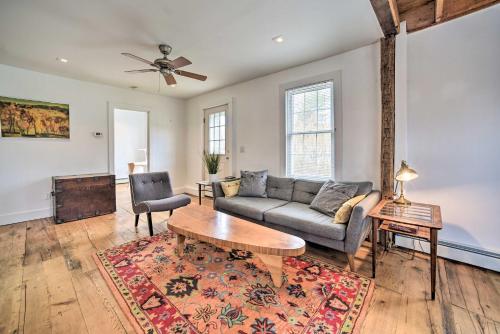 Charming Cottage with Yard - 2 Mi to Tinker St! in Woodstock, USA