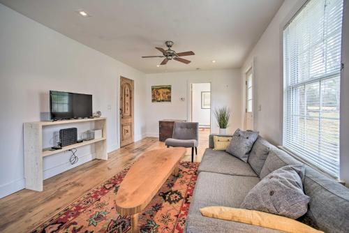 Charming Cottage with Yard - 2 Mi to Tinker St! in West Hurley