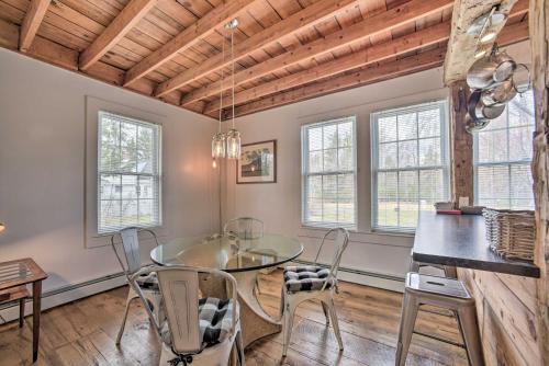 Charming Cottage with Yard - 2 Mi to Tinker St! in West Hurley