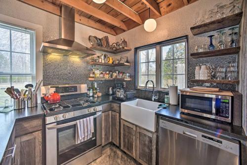 Charming Cottage with Yard - 2 Mi to Tinker St! in West Hurley