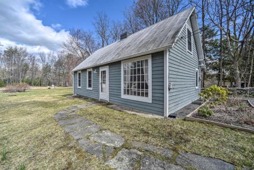 Charming Cottage with Yard - 2 Mi to Tinker St! in West Hurley
