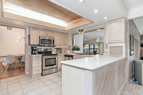 Sunny Waterfront Home by West Palm with Hot Tub - image 7