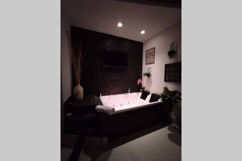 Elegante open space con vasca idromassaggio a Trastevere, Roma (foto 9)