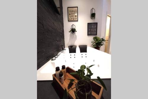 Elegante open space con vasca idromassaggio a Trastevere, Roma (foto 10)