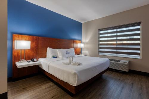 The Azure Hotel Baymont Inn & Suites Mesa Downtown is perfectly located for both business and leisure guests in Mesa (AZ). The property offers a wide range of amenities and perks to ensure you have a great time. Serv