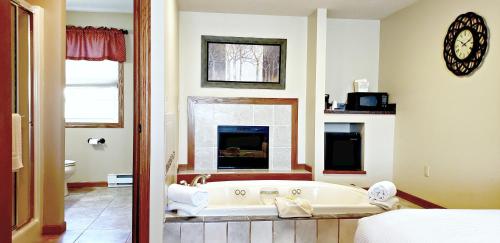 10 Carriage House Deluxe King Jetted Tub Fireplace