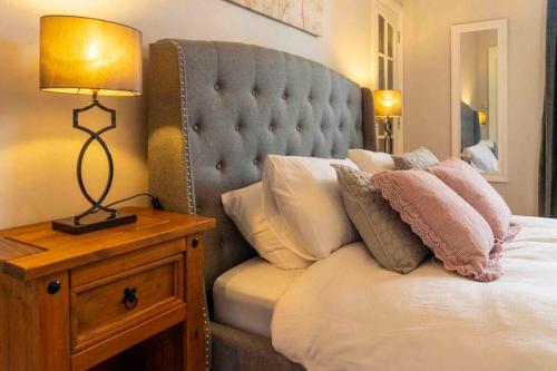 Spacious city centre apartment full of character