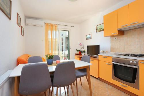 Apartments by the sea Makarska - 13222 - image 6