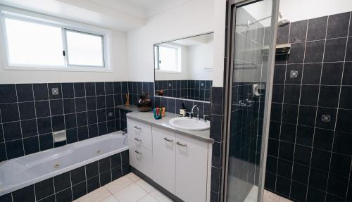 Family Beach House 5min walk to Pumicestone passage, cafes & parks