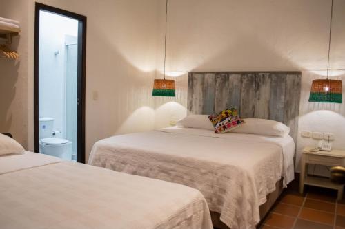 1 queen bed, 1 twin bed