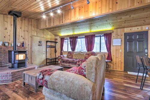 Woodsy Pinetop Cabin - Hike Golf and Paddle! - image 3