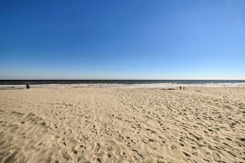 Retreat by Family Kingdom 2 Blocks to Beach!