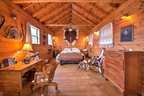 Art Bunkhouse Fredericksburg Hideaway with Hot Tub - image 10