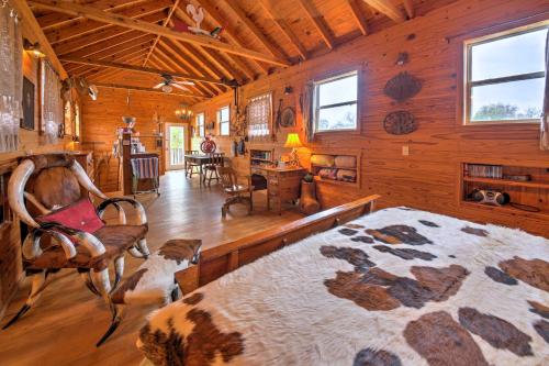 Ark Bunkhouse Fredericksburg Hideaway with Hot Tub in Fredericksburg, USA