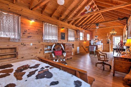 Ark Bunkhouse Fredericksburg Hideaway with Hot Tub in Fredericksburg, USA