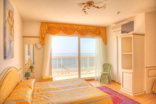 1 queen bed, 1 bunk bed