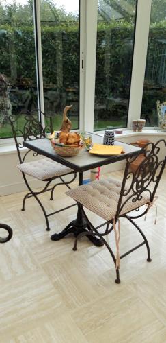 LE CHALET SUISSE - Chambre aux fleurs in เลอวิเซล