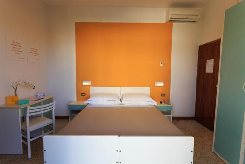 Standard Double Room image 5