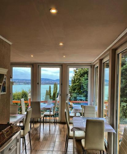 ผับ/เลาจน์, Villa Borostyán (Villa Borostyan) in ทิฮานี่